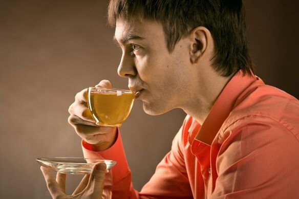 vīrietis dzer zāļu tēju prostatīta ārstēšanai